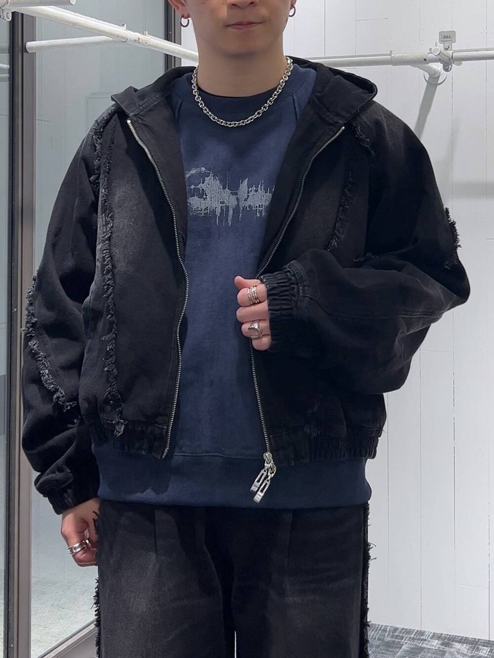 ブラック系のドレスシューズ、ブルー系のスウェット、ブラック系のデニムジャケットを着用したメンズの冬コーディネートの5枚目の写真