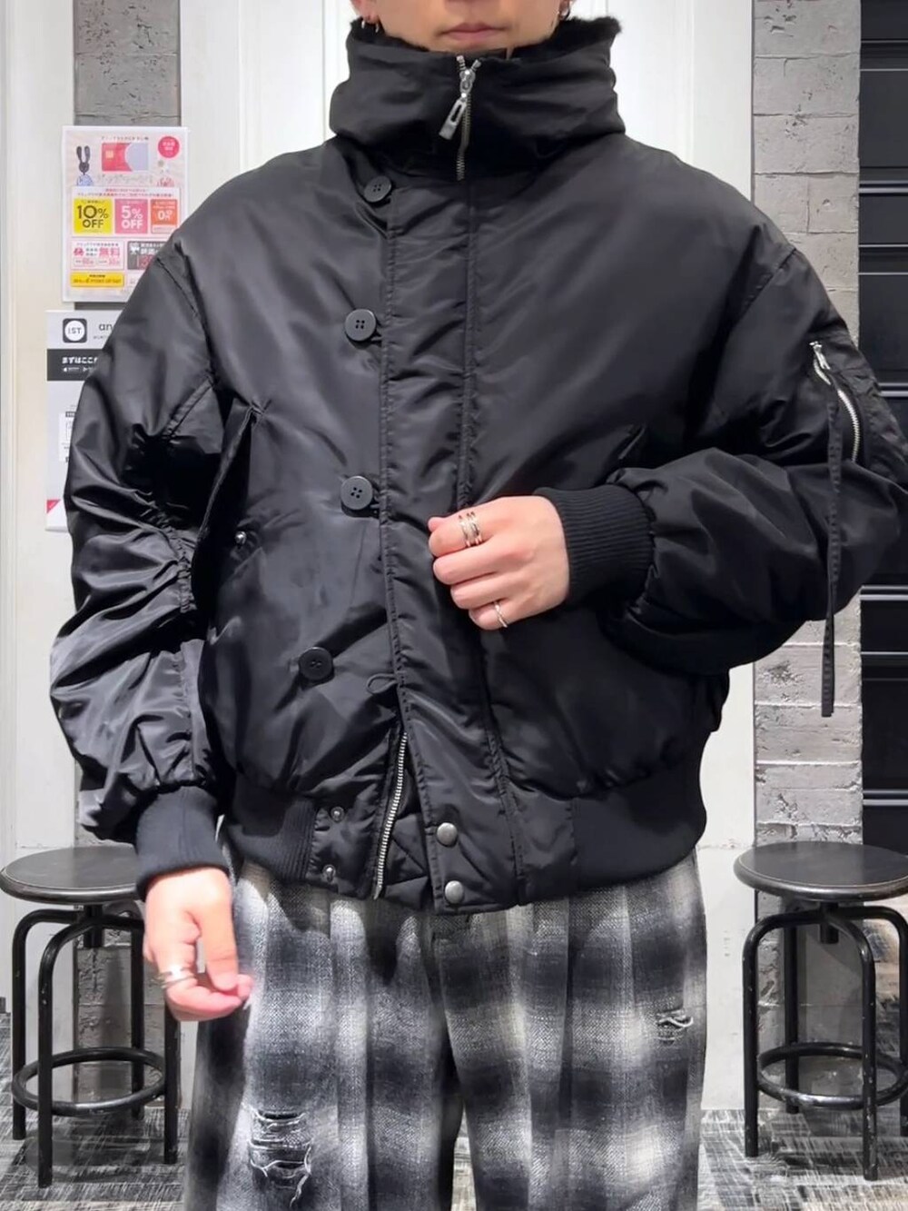 ブラック系のブルゾン、ブラック系のその他シューズ、ブラック系のその他パンツを着用したメンズの冬コーディネートの5枚目の写真