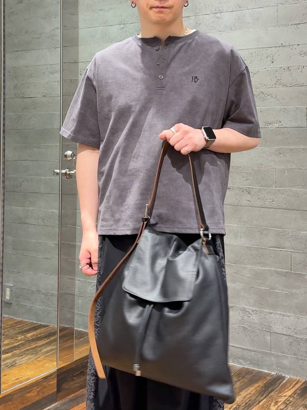 ブラック系のその他パンツ、ブラック系のサンダル、ブラック系のトートバッグを着用したメンズの夏コーディネートの4枚目の写真