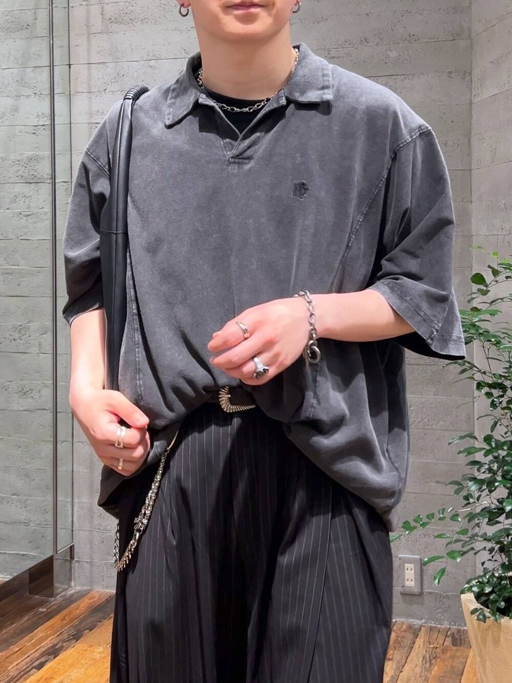 ブラック系のトートバッグ、ブラック系のサンダル、ブラック系のTシャツ/カットソーを着用したメンズの夏コーディネートの5枚目の写真