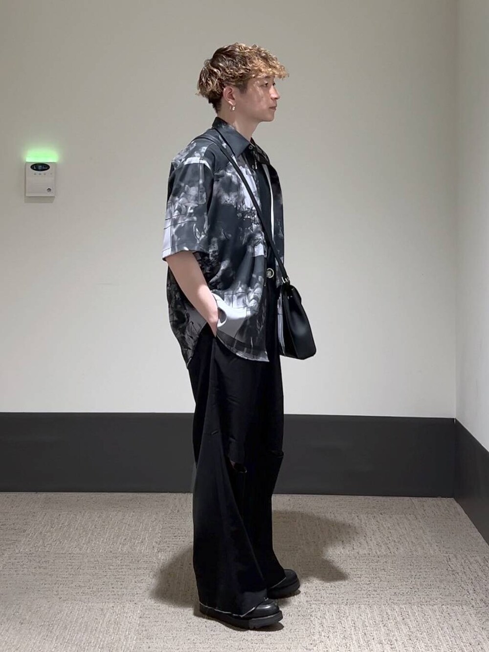 ブラック系のシャツ/ブラウス、ブラック系のドレスシューズ、ブラック系のショルダーバッグを着用したメンズの夏コーディネートの2枚目の写真