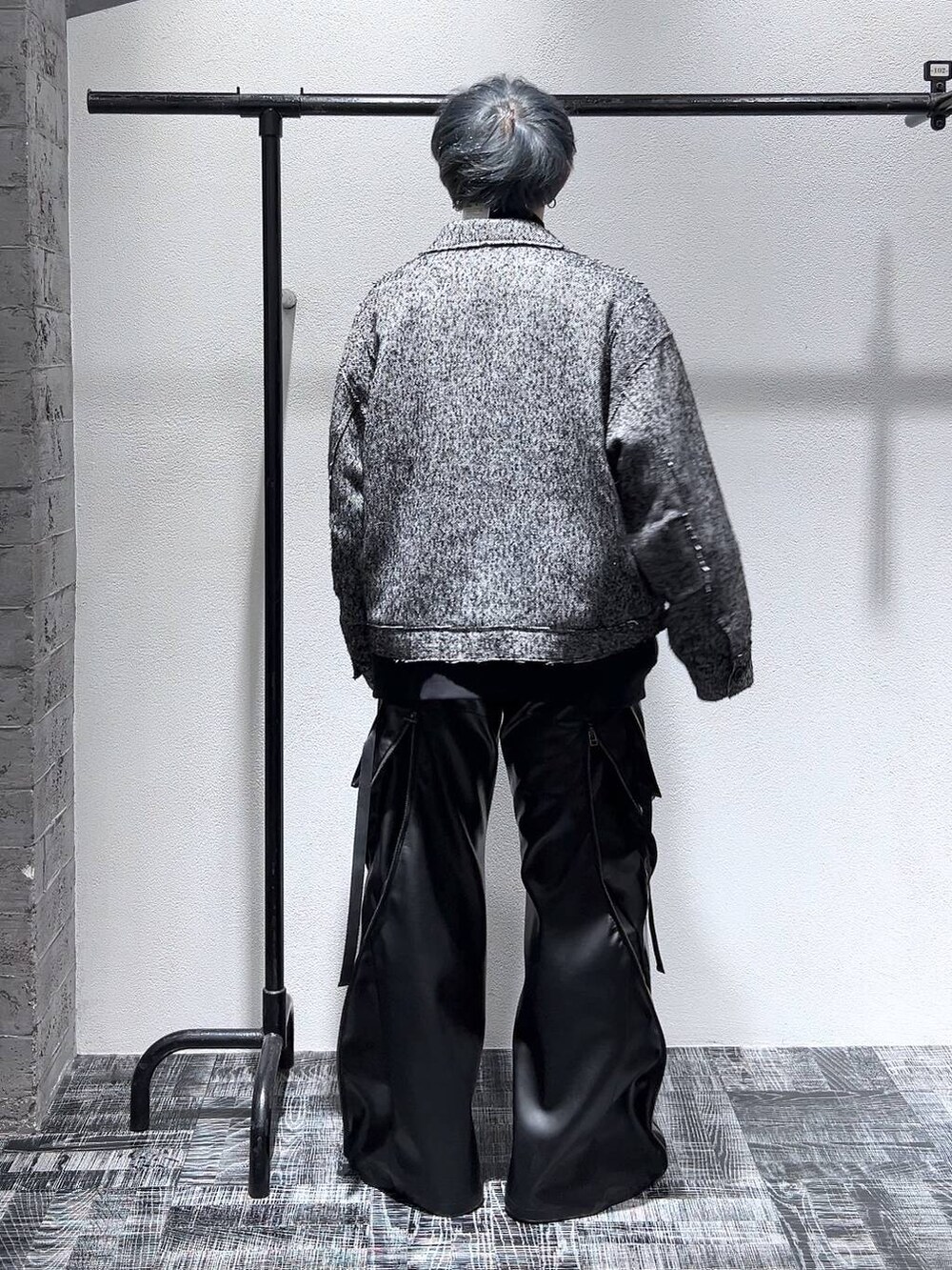 ブラック系のブルゾン、ブラック系のドレスシューズ、ブラック系のスウェットを着用したメンズの冬コーディネートの3枚目の写真