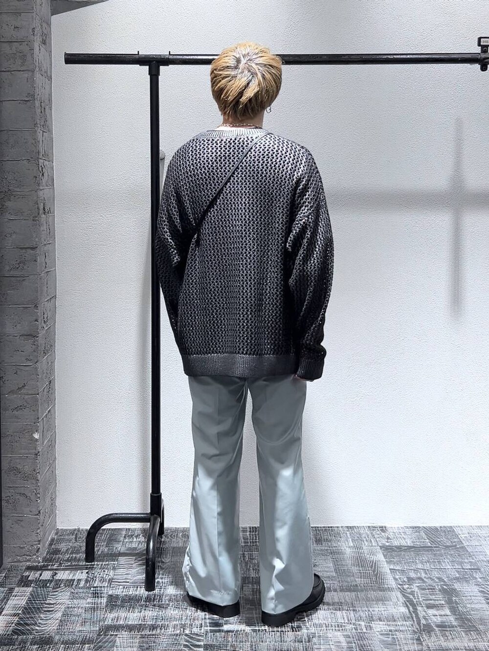 グリーン系のスラックス、ブラック系のTシャツ/カットソー、ブラック系のショルダーバッグを着用したメンズの春コーディネートの3枚目の写真