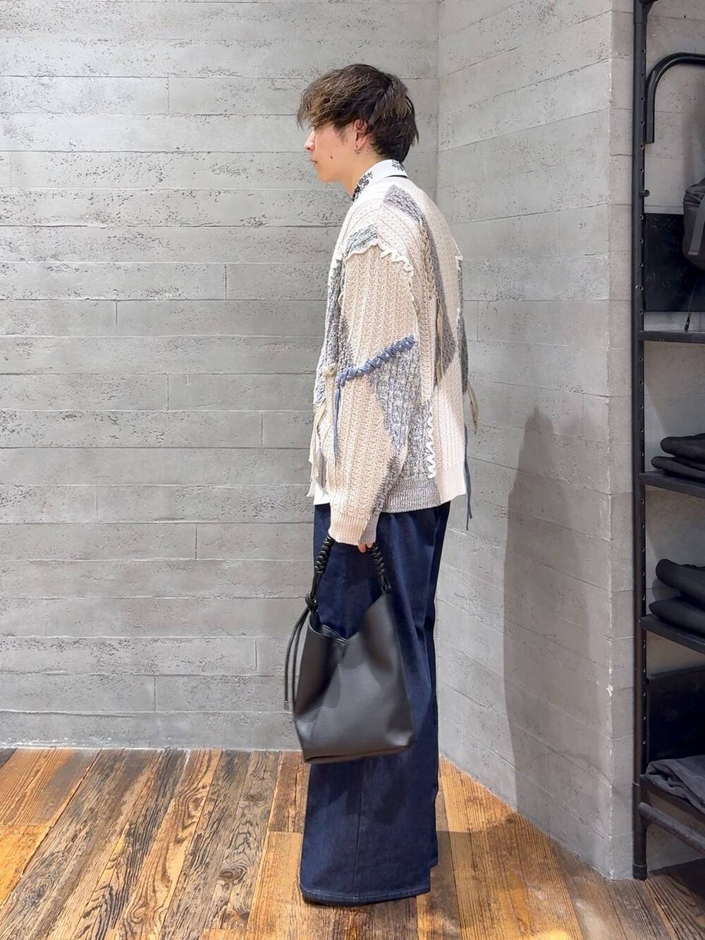 ブルー系のデニムパンツ、ホワイト系のシャツ/ブラウス、ブラック系のトートバッグを着用したメンズの秋コーディネートの4枚目の写真
