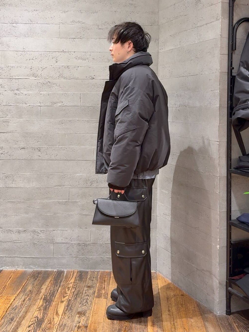 ブラック系のカーゴパンツ、ブラック系のダウンジャケット/コート、ブラック系のブーツを着用したメンズの冬コーディネートの4枚目の写真