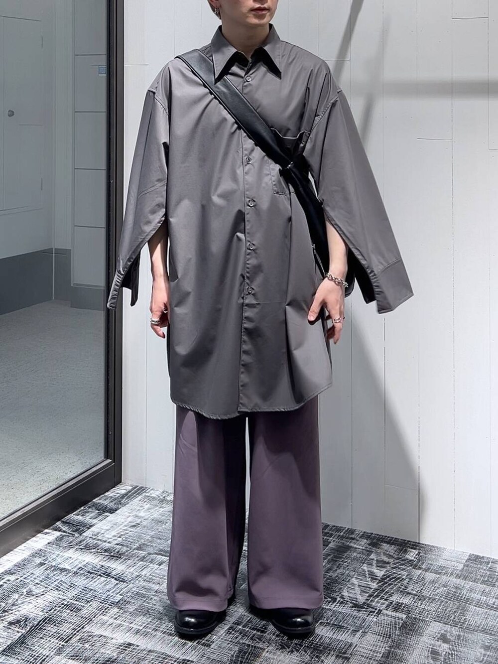 パープル系のその他パンツ、グレー系のシャツ/ブラウス、ブラック系のドレスシューズを着用したメンズの春コーディネートの2枚目の写真