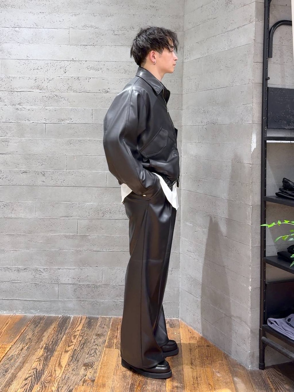 ブラック系のブルゾン、ブラック系のスラックス、ブラック系のローファーを着用したメンズの夏コーディネートの2枚目の写真