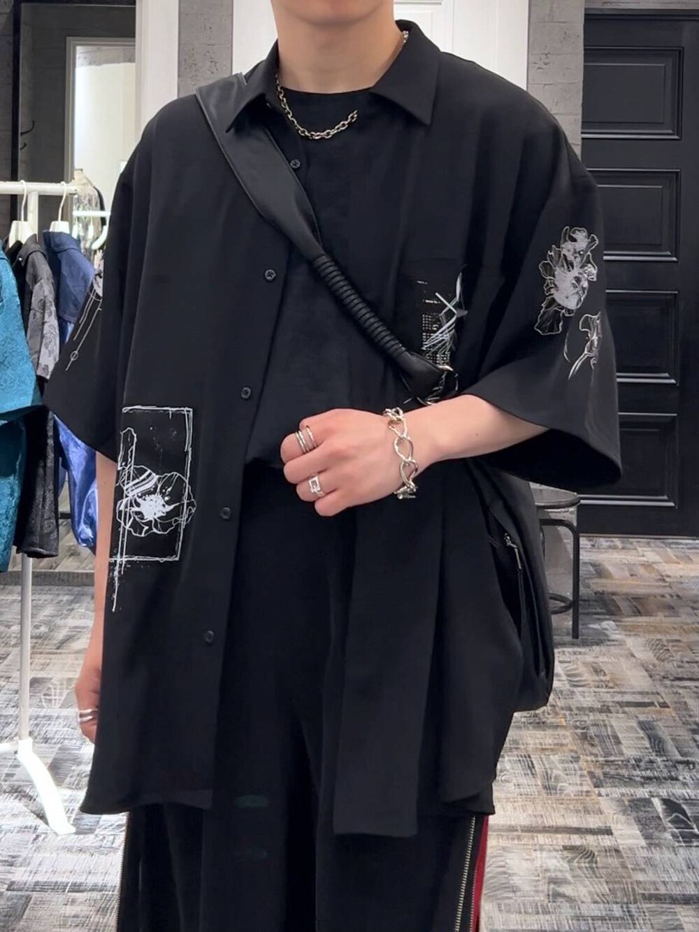 ブラック系のシャツ/ブラウス、レッド系のその他パンツ、ブラック系のドレスシューズを着用したメンズの夏コーディネートの4枚目の写真