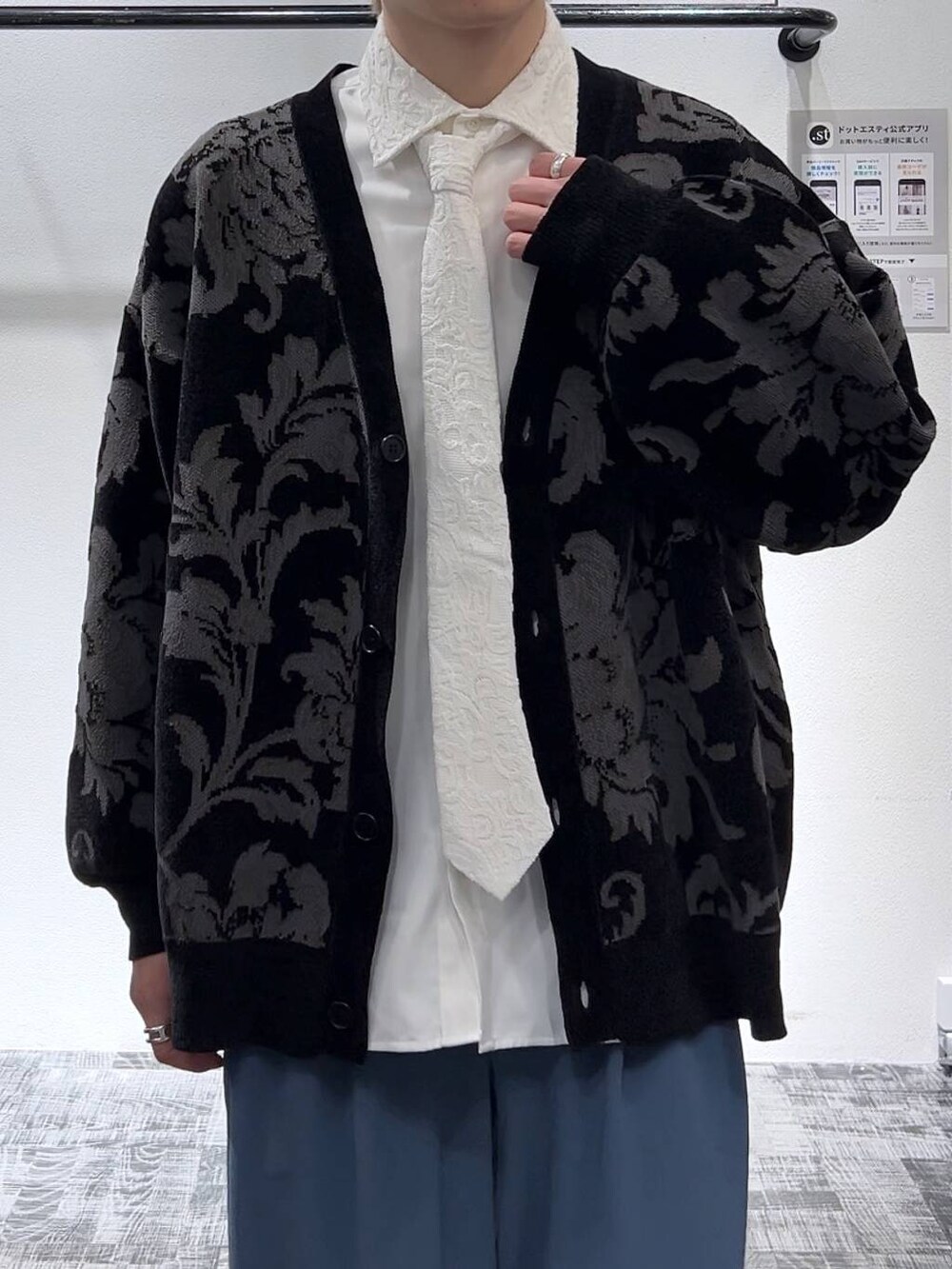 ホワイト系のシャツ/ブラウス、ブラック系のドレスシューズ、ブルー系のスラックスを着用したメンズの冬コーディネートの5枚目の写真
