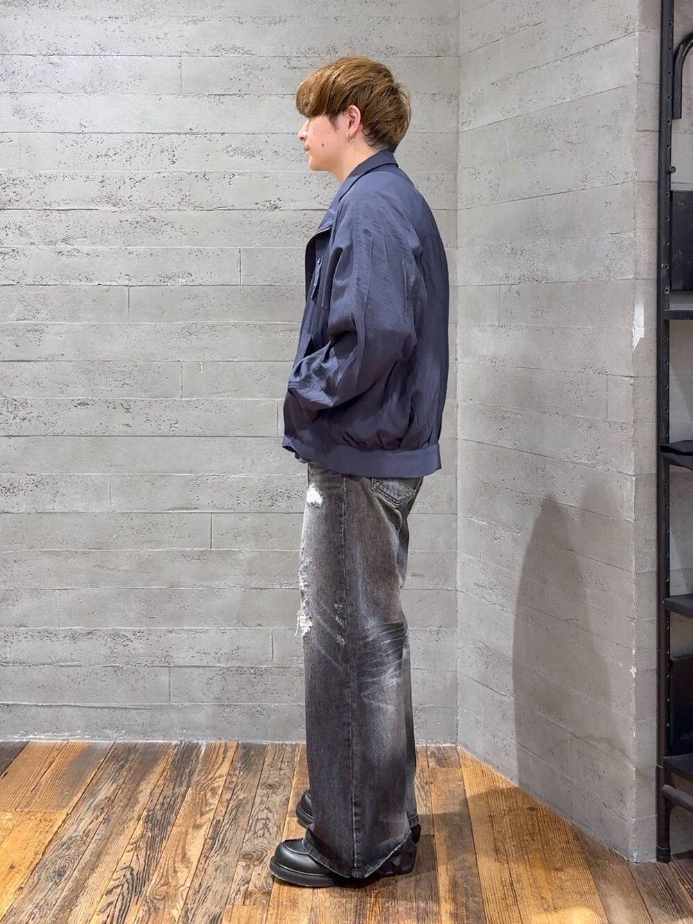 ブラック系のドレスシューズ、ブルー系のブルゾン、ブラック系のデニムパンツを着用したメンズの春コーディネートの4枚目の写真