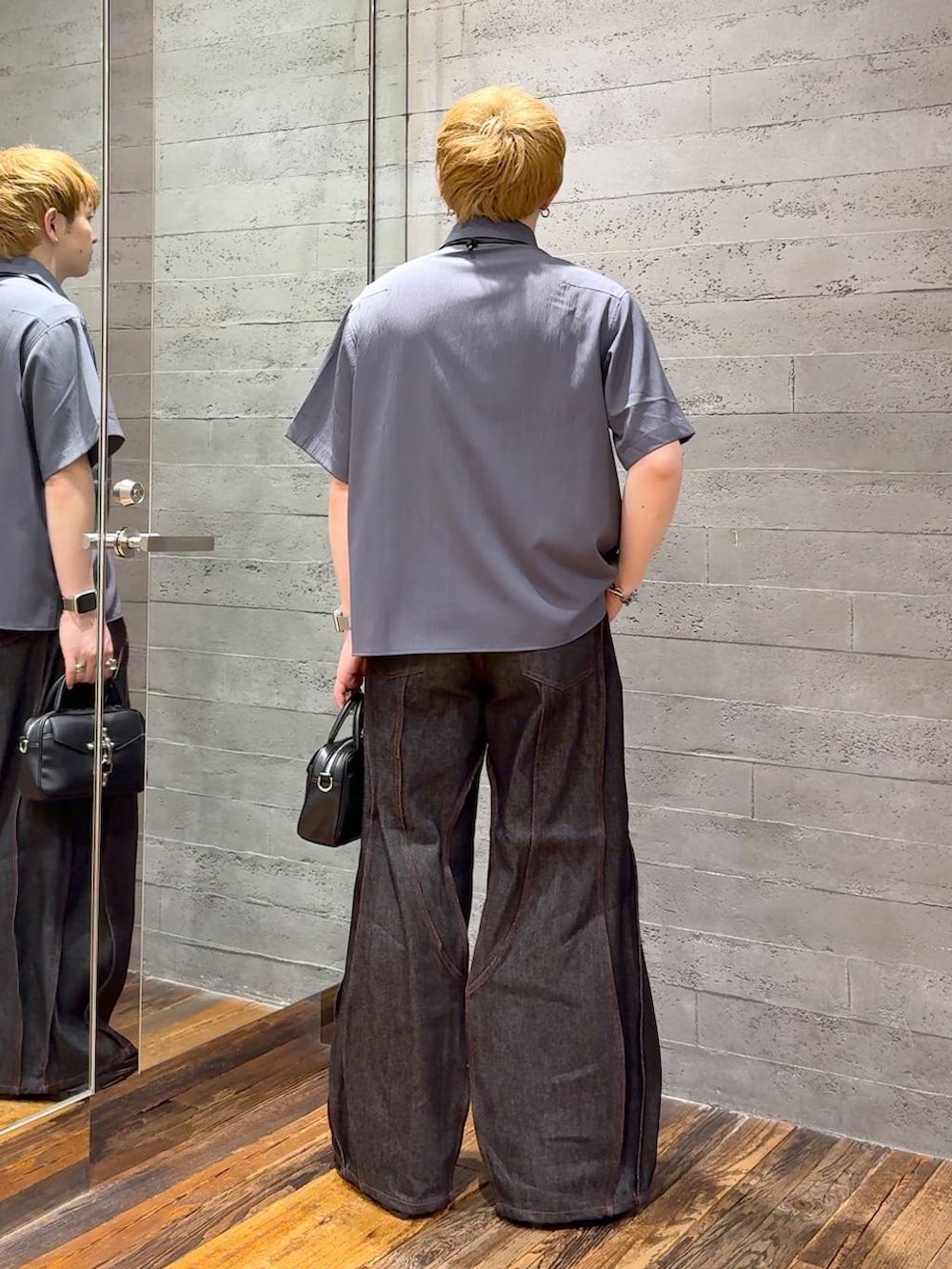 ブラック系のサンダル、ブラック系のデニムパンツ、ブラック系のショルダーバッグを着用したメンズの春コーディネートの3枚目の写真