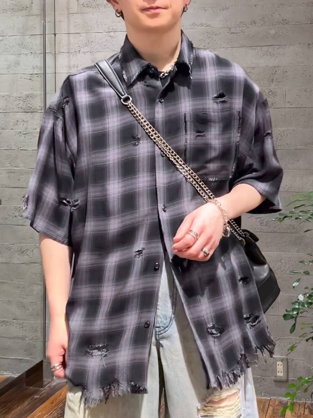 ブラック系のシャツ/ブラウス、ブラック系のショルダーバッグ、ブラック系のサンダルを着用したメンズの春コーディネートの5枚目の写真