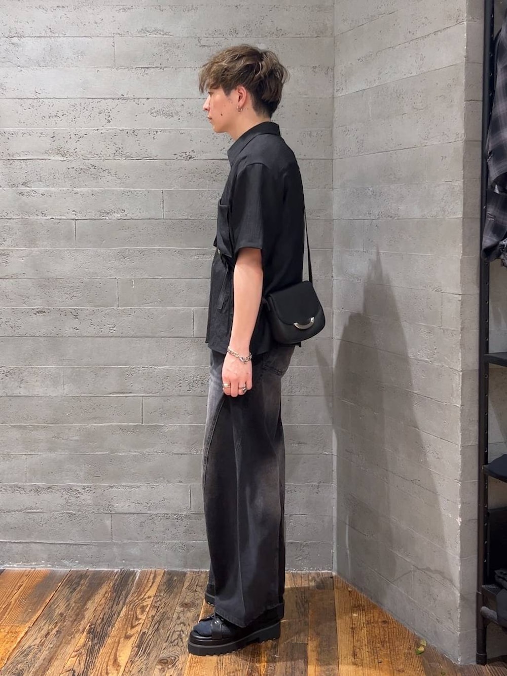 「低身長、きれいめ、モード、オーバーサイズ、HARE、デニムパンツ、シャツ、ベーシック/シンプル、夏コーデ」|「HAREの100625ステンレスブレスレット(HARE)(ブレスレット、シルバー系)」を使った、HARE もりたいさん(メンズ・168cm)の夏コーディネートの4枚目の写真