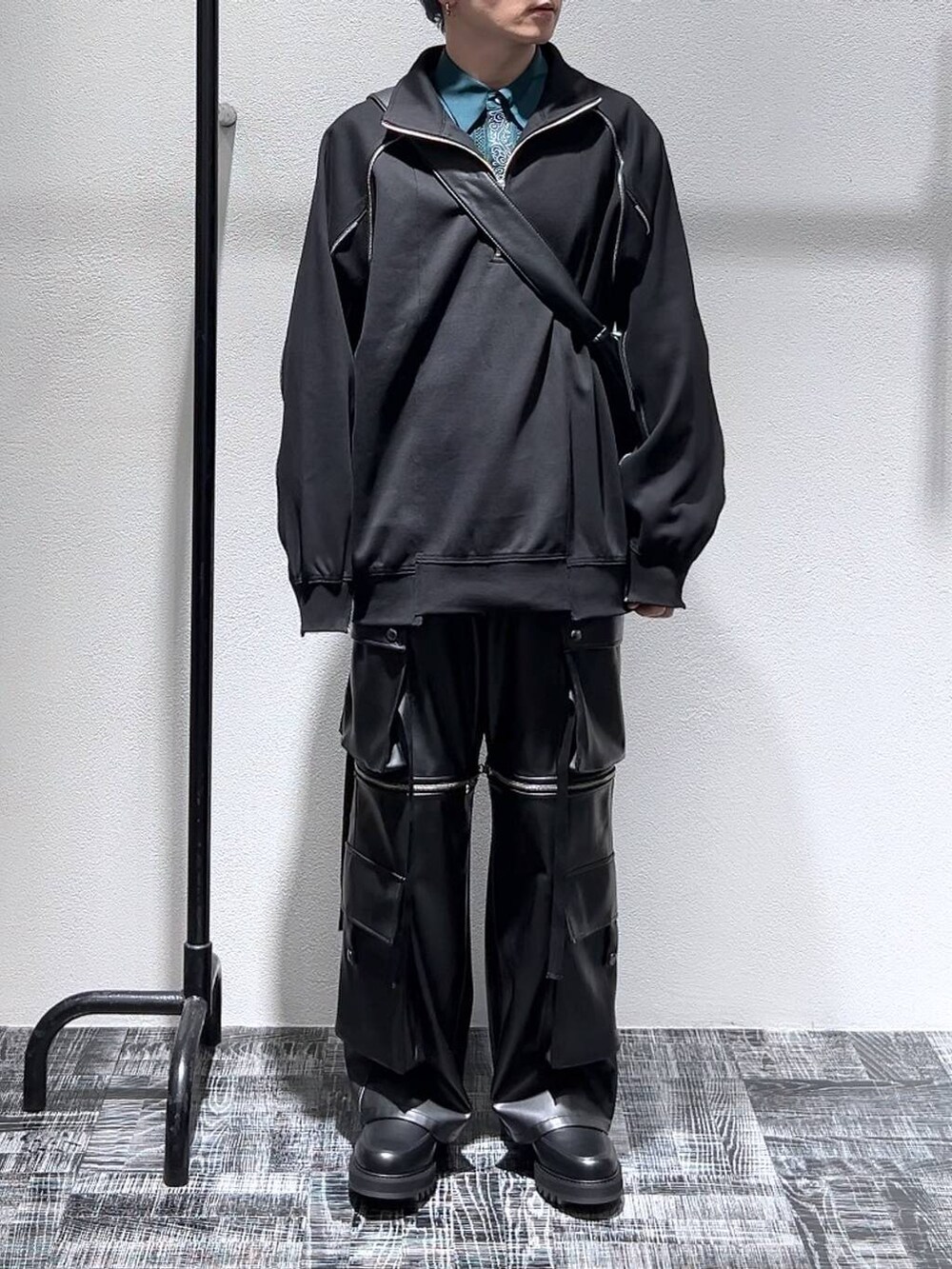 グリーン系のシャツ/ブラウス、ブラック系のスウェット、ブラック系のドレスシューズを着用したメンズの冬コーディネートの2枚目の写真