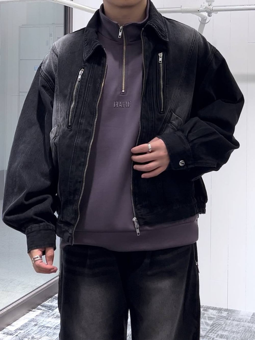 ブラック系のデニムパンツ、ブラック系のデニムジャケット、ブラック系のドレスシューズを着用したメンズの秋コーディネートの5枚目の写真