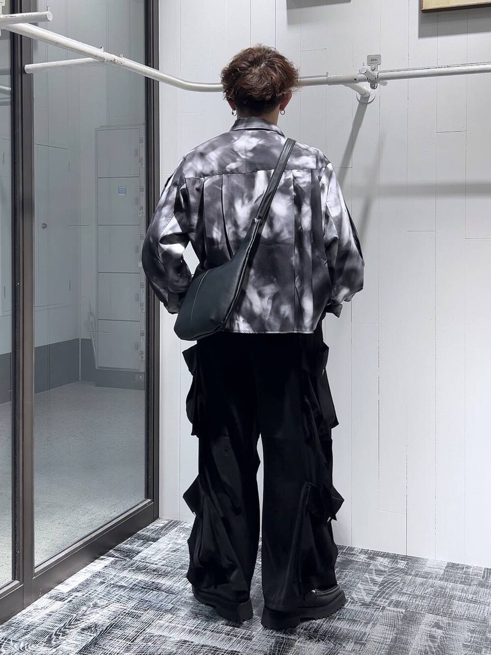 ブラック系のTシャツ/カットソー、ブラック系のショルダーバッグ、ブラック系のカーゴパンツを着用したメンズの夏コーディネートの5枚目の写真