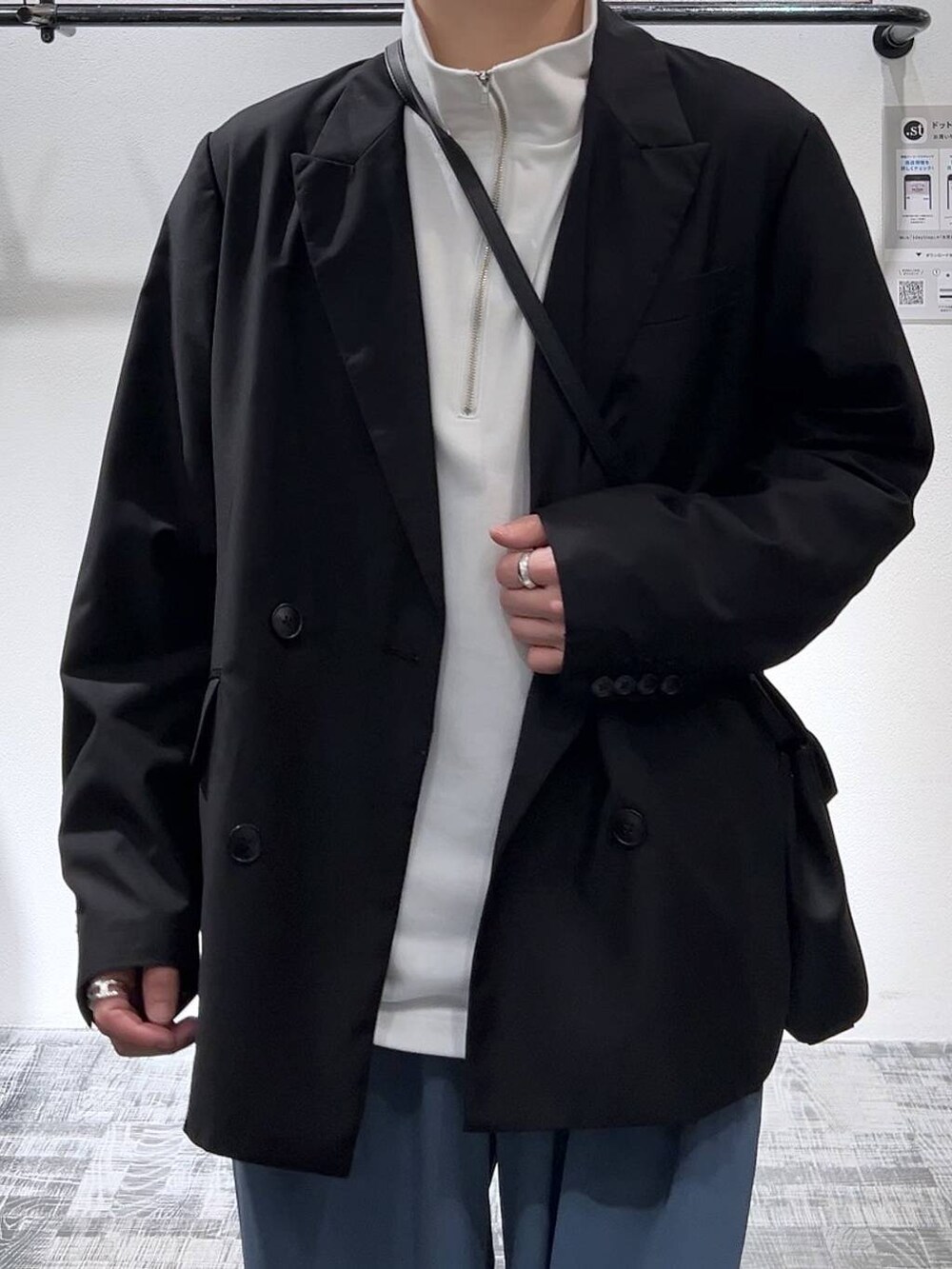 ブラック系のテーラードジャケット、ホワイト系のTシャツ/カットソー、ブラック系のドレスシューズを着用したメンズの冬コーディネートの5枚目の写真