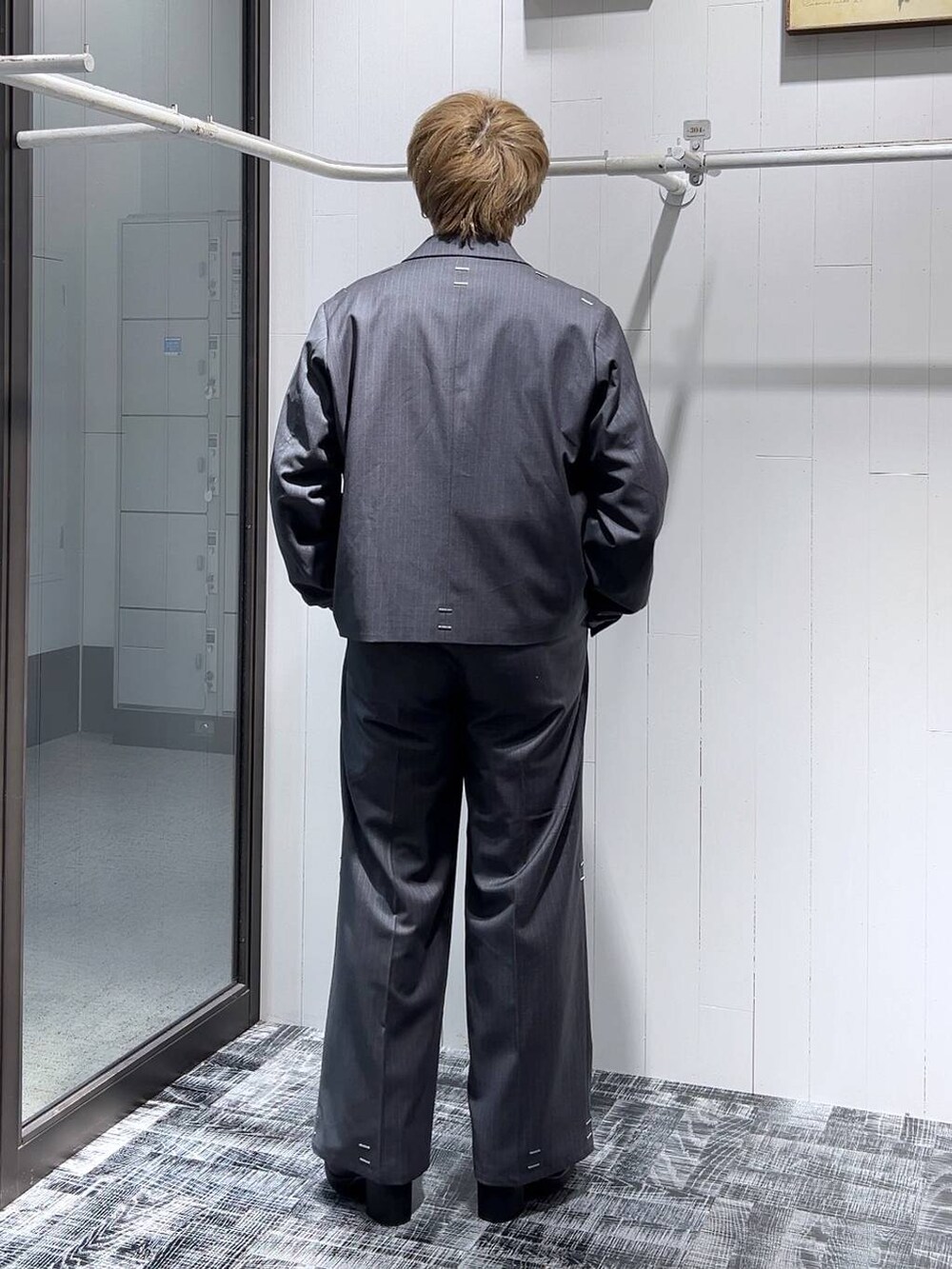 「低身長、きれいめ、モード、オーバーサイズ、HARE、セットアップ、ワイドパンツ、ジャケット、シャツ」｜「HAREのMINIシャークハイソールブーツ(HARE)（ブーツ、ブラック系）」を使った、HARE     もりたいさん（メンズ・168cm）の冬コーディネートの3枚目の写真