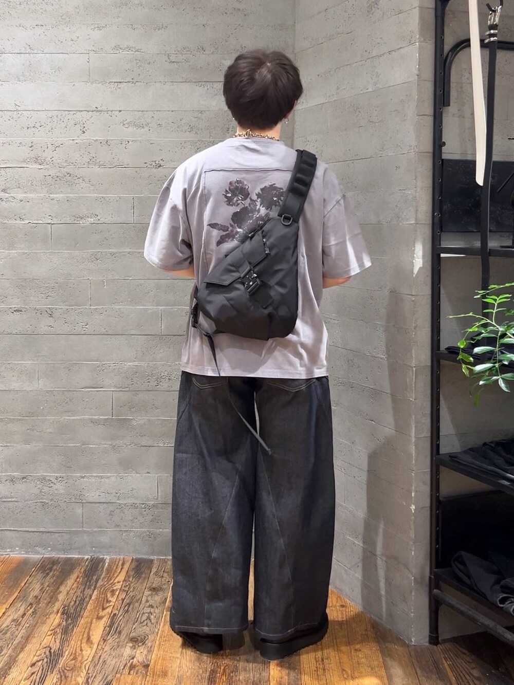 ブルー系のデニムパンツ、ブラック系のショルダーバッグ、グレー系のTシャツ/カットソーを着用したメンズの春コーディネートの3枚目の写真