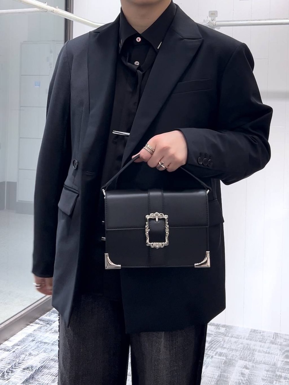 ブラック系のショルダーバッグ、ブラック系のその他シューズ、ブラック系のテーラードジャケットを着用したメンズの秋コーディネートの5枚目の写真