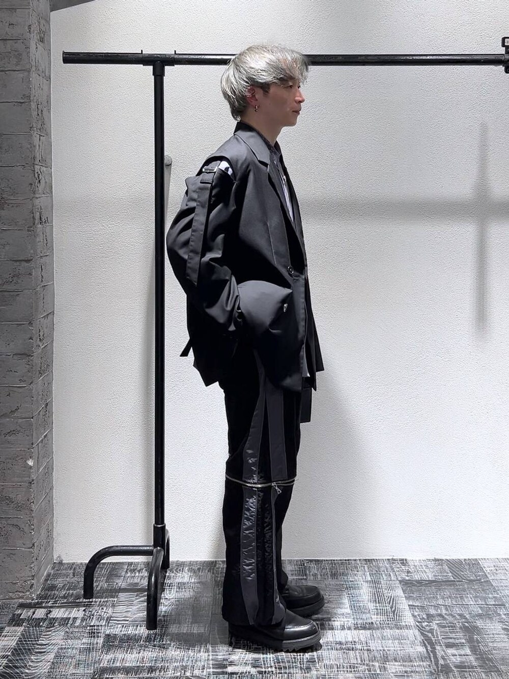 パープル系のシャツ/ブラウス、ブラック系のテーラードジャケット、ブラック系のショルダーバッグを着用したメンズの冬コーディネートの3枚目の写真