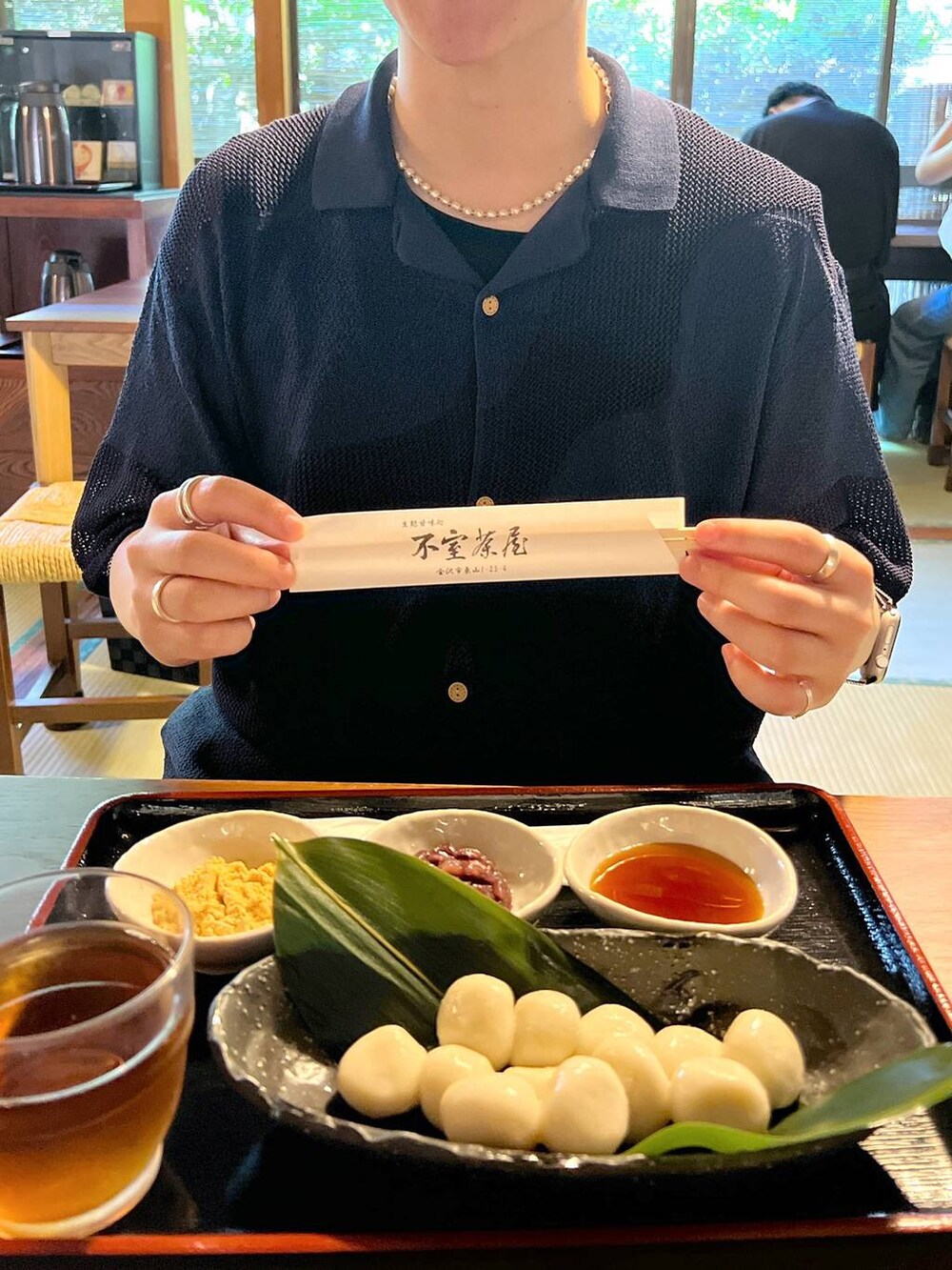 シルバー系のショルダーバッグ、ホワイト系のネックレスを着用したメンズの夏コーディネートの3枚目の写真