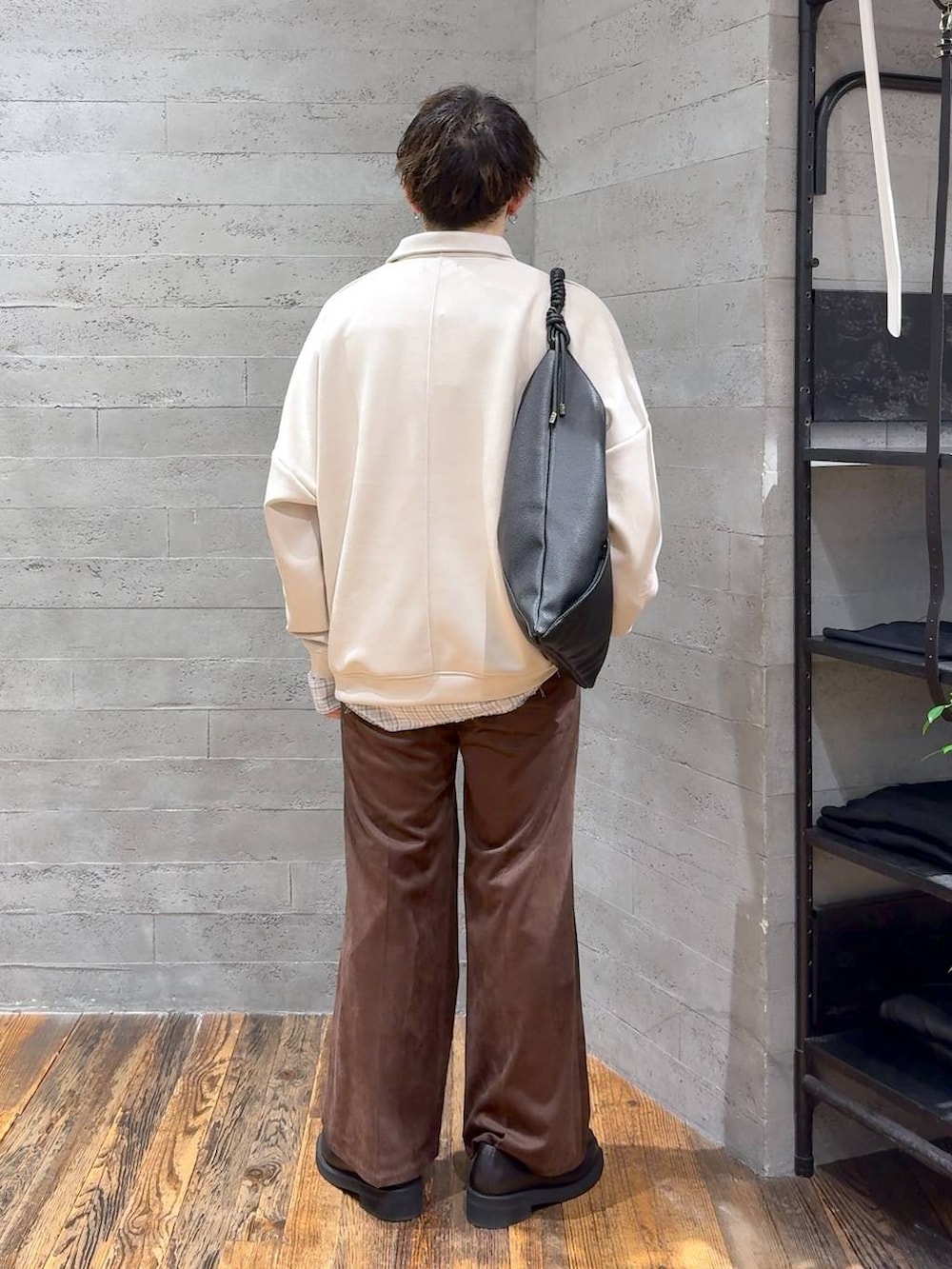 ブラック系のローファー、ブラック系のトートバッグ、シルバー系のピアス（片耳用）を着用したメンズの秋コーディネートの3枚目の写真