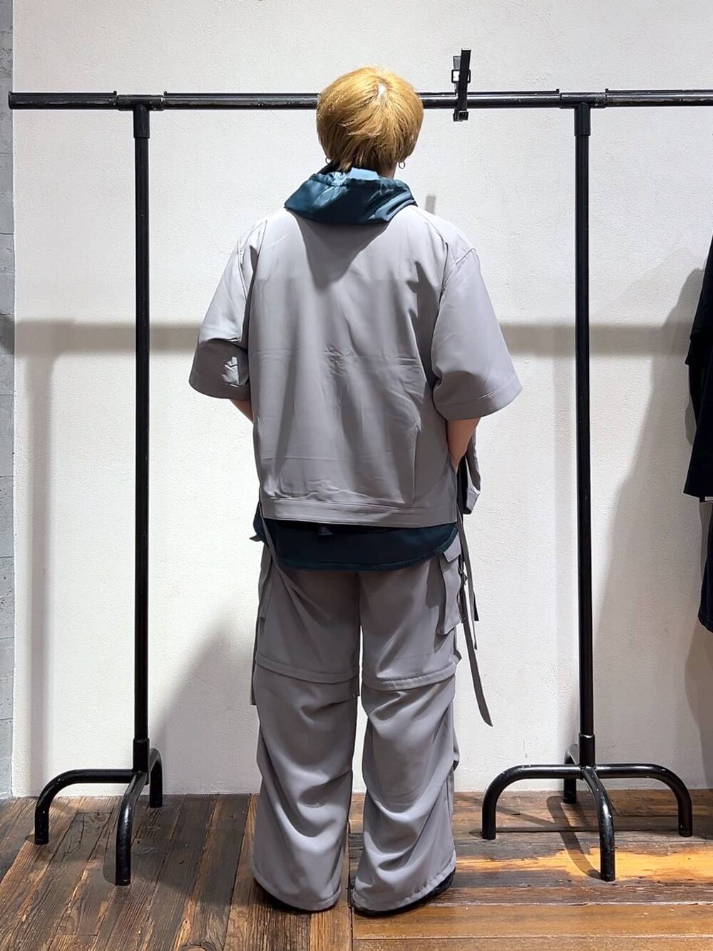 「低身長、きれいめ、モード、オーバーサイズ、HARE、セットアップ、ブルゾン、ワイドパンツ、シャツ」｜「HAREのステンレスブレスレット(HARE)（ブレスレット、シルバー系）」を使った、HARE     もりたいさん（メンズ・168cm）の春コーディネートの3枚目の写真