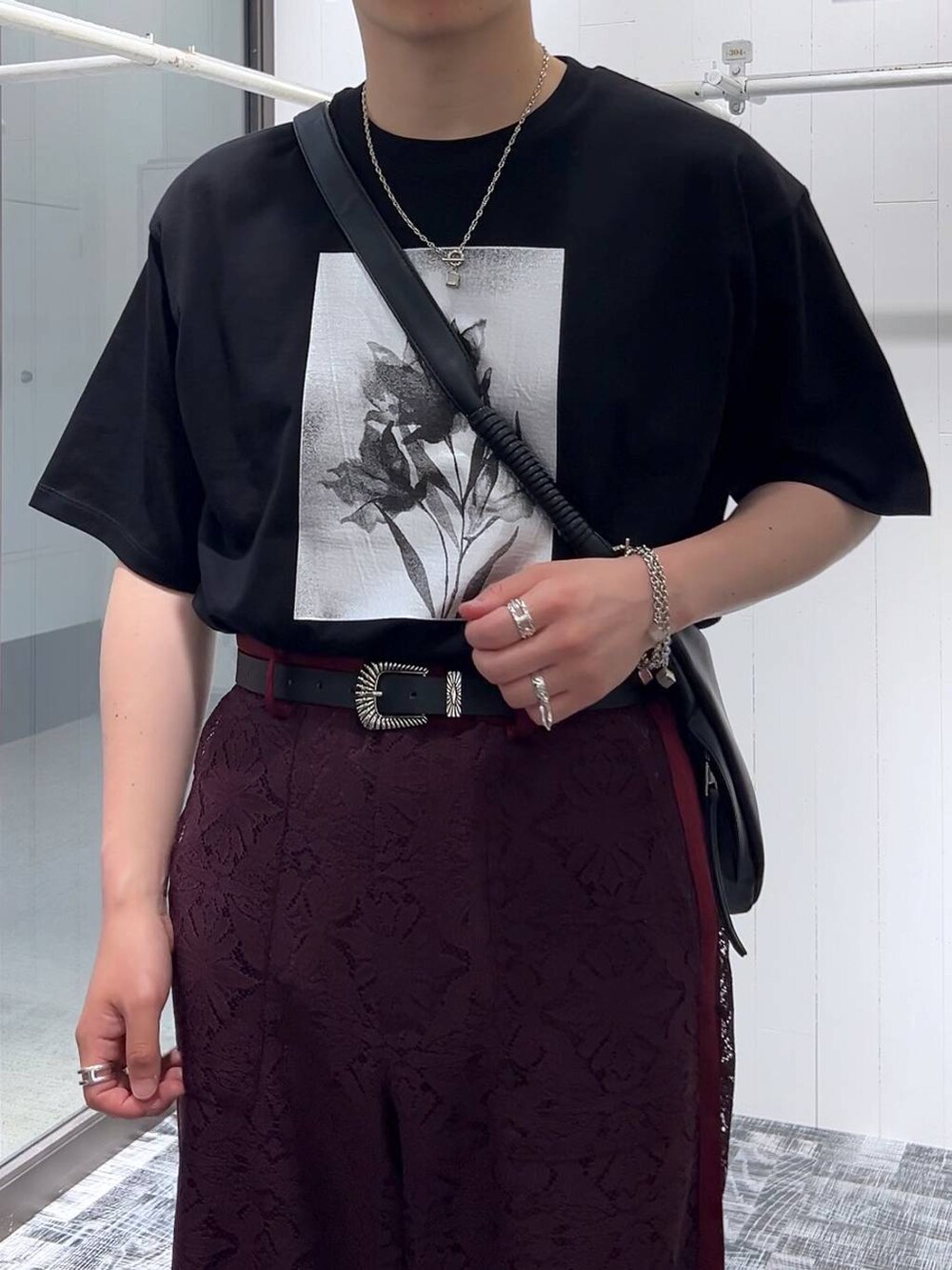 ブラック系のドレスシューズ、レッド系のその他パンツ、ブラック系のショルダーバッグを着用したメンズの夏コーディネートの4枚目の写真