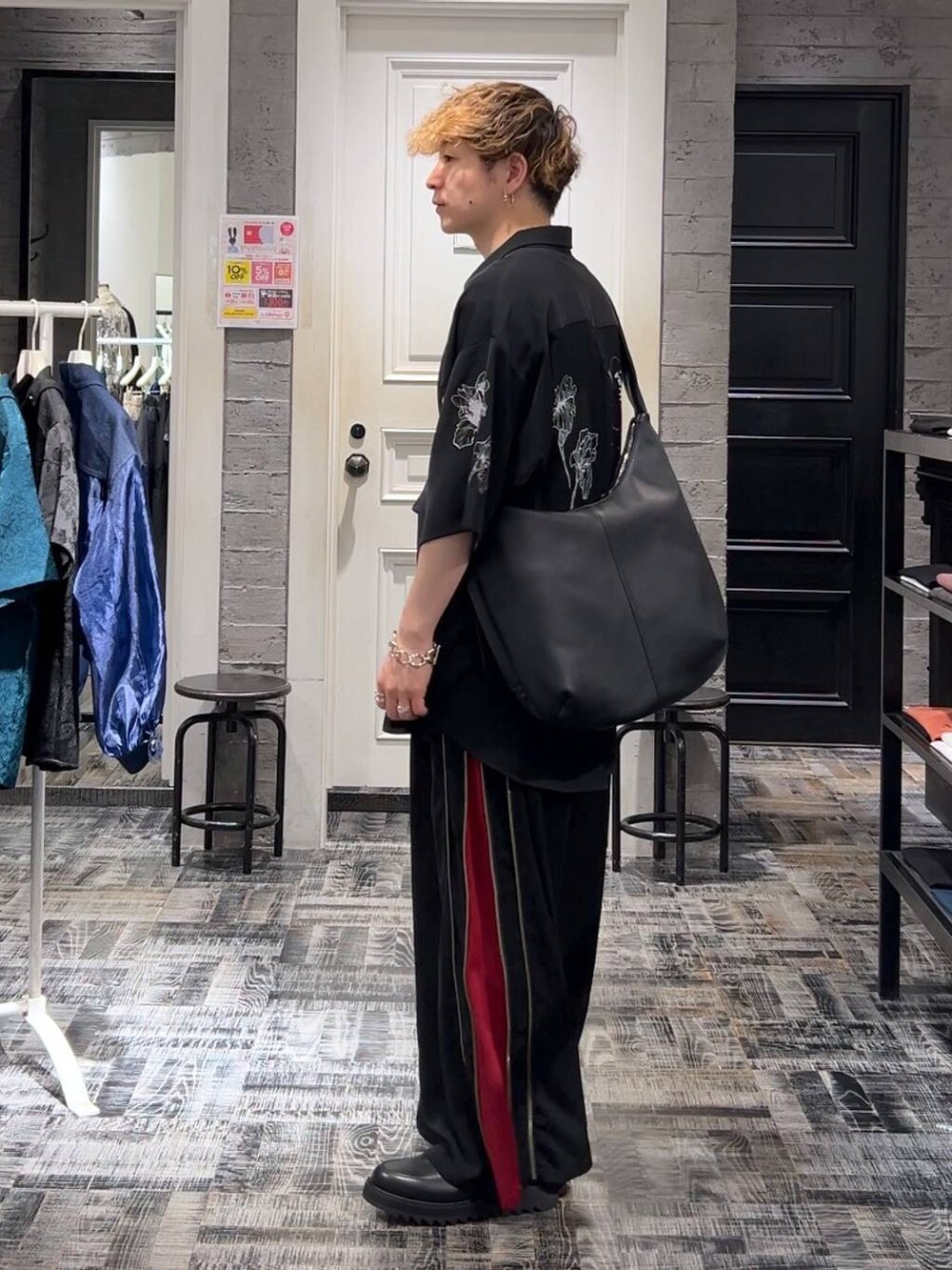 ブラック系のシャツ/ブラウス、レッド系のその他パンツ、ブラック系のドレスシューズを着用したメンズの夏コーディネートの3枚目の写真