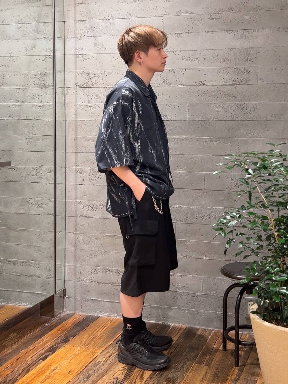 ブラック系のTシャツ/カットソー、ブラック系のカーゴパンツ、グレー系のシャツ/ブラウスを着用したメンズの夏コーディネートの2枚目の写真