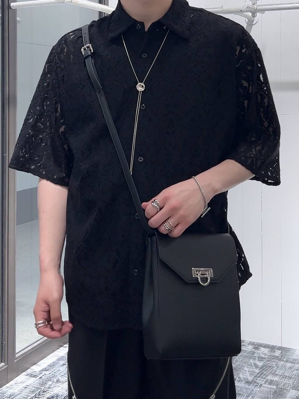 ブラック系のドレスシューズ、ブラック系のショルダーバッグ、ブラック系のシャツ/ブラウスを着用したメンズの春コーディネートの4枚目の写真