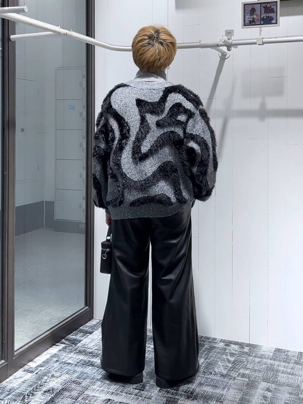 グレー系のカーディガン/ボレロ、ブラック系のその他パンツ、ブラック系のその他シューズを着用したメンズの冬コーディネートの3枚目の写真