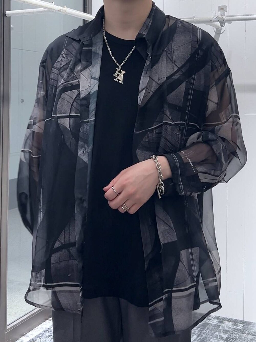 ブラック系のサンダル、ブラック系のシャツ/ブラウス、ブラック系のTシャツ/カットソーを着用したメンズの夏コーディネートの4枚目の写真