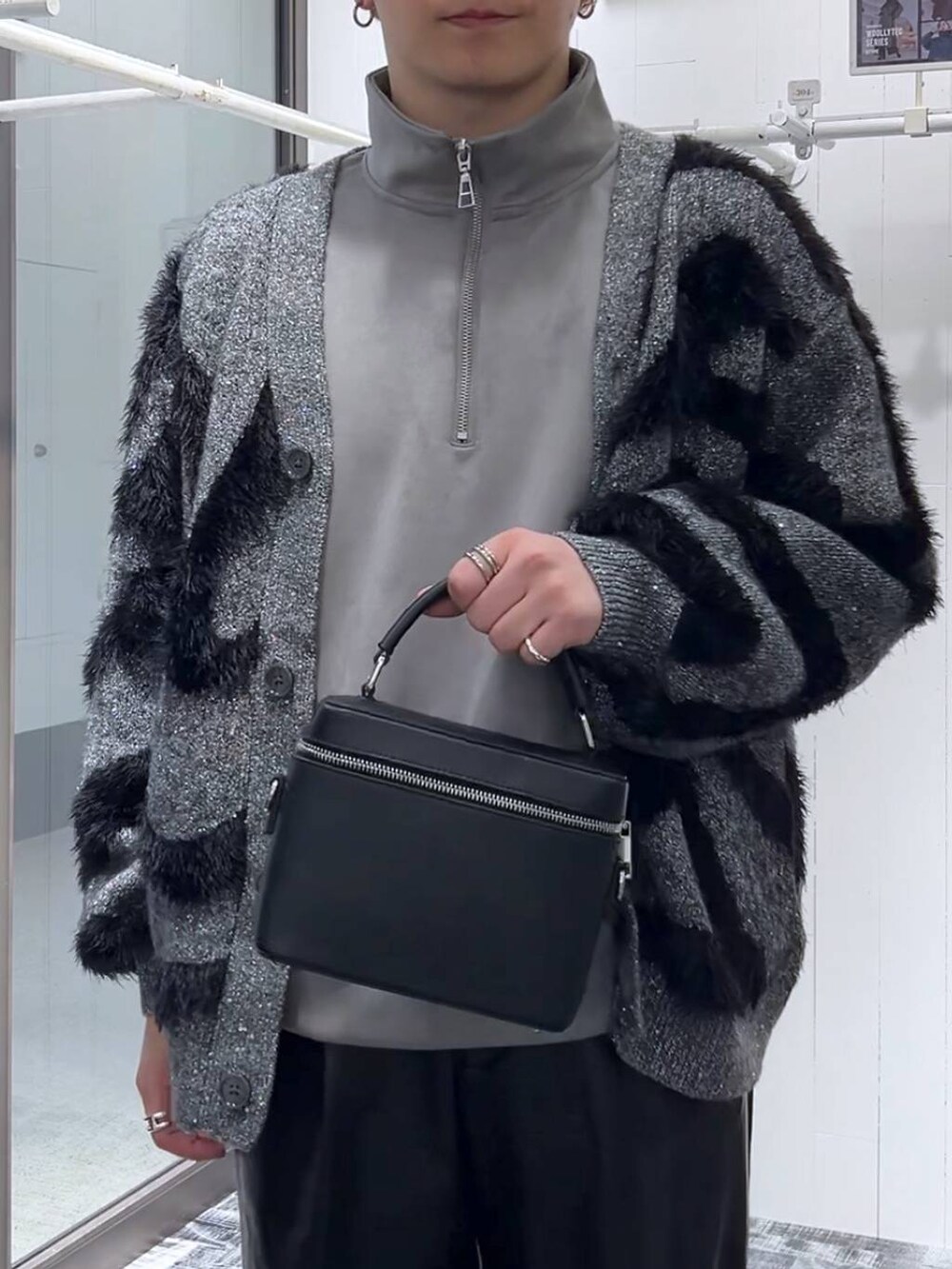 グレー系のカーディガン/ボレロ、ブラック系のその他パンツ、ブラック系のその他シューズを着用したメンズの冬コーディネートの5枚目の写真