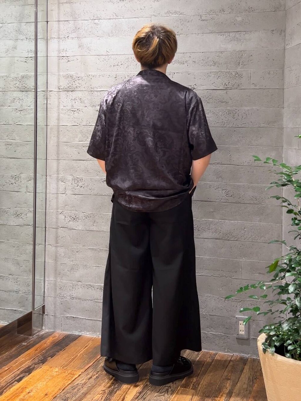 ブラック系のサンダル、ホワイト系のTシャツ/カットソー、ブラック系のスラックスを着用したメンズの夏コーディネートの3枚目の写真