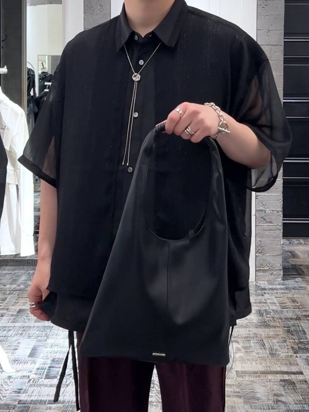 ブラック系のシャツ/ブラウス、ブラック系のスニーカー、ブラック系のトートバッグを着用したメンズの夏コーディネートの5枚目の写真