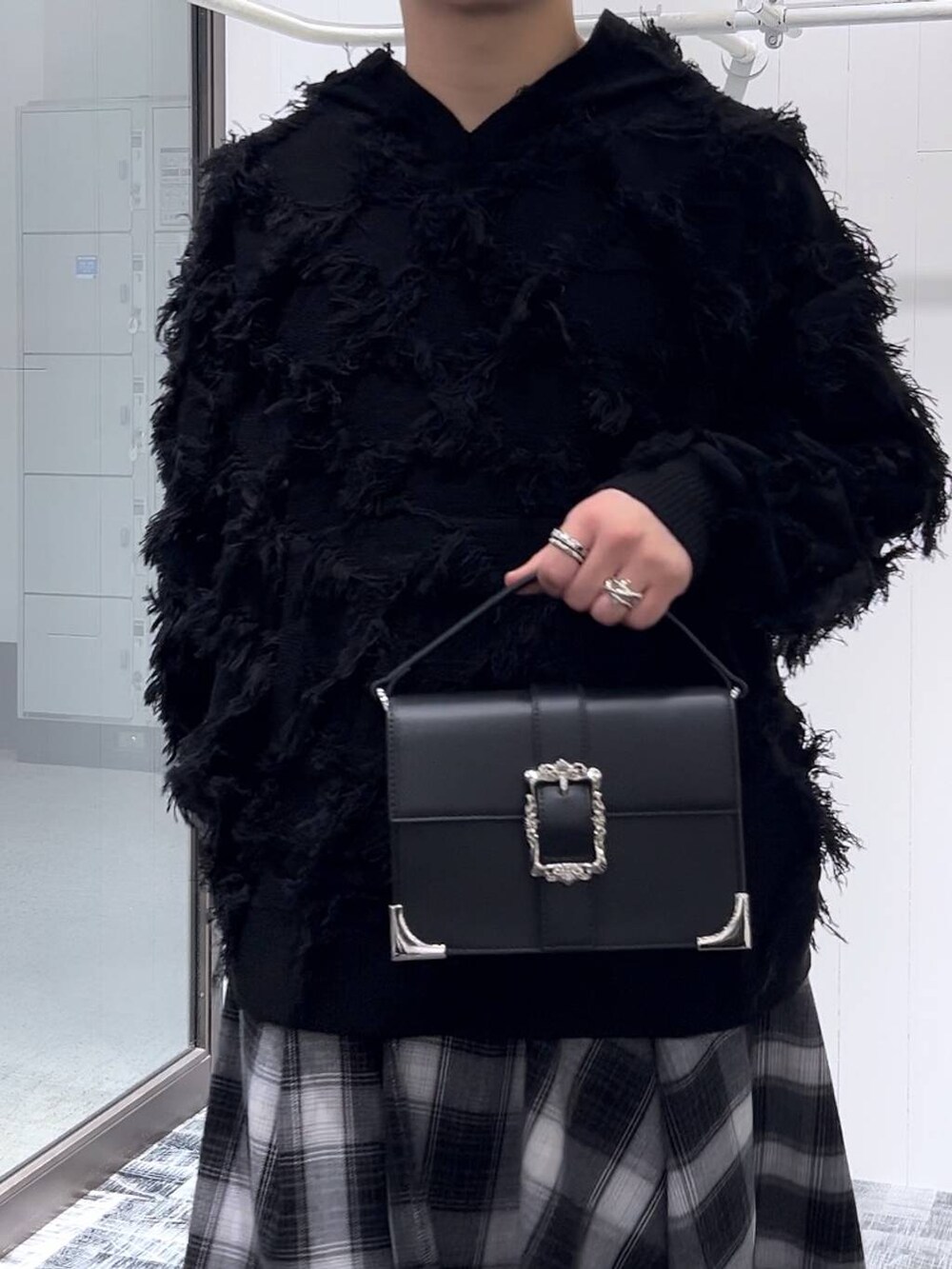 「低身長、きれいめ、モード、オーバーサイズ、HARE、ワイドパンツ、パーカー、個性派、秋コーデ」｜「HAREのヴィンテージカナグバッグ(HARE)（ショルダーバッグ、ブラック系）」を使った、HARE     もりたいさん（メンズ・168cm）の秋コーディネートの5枚目の写真