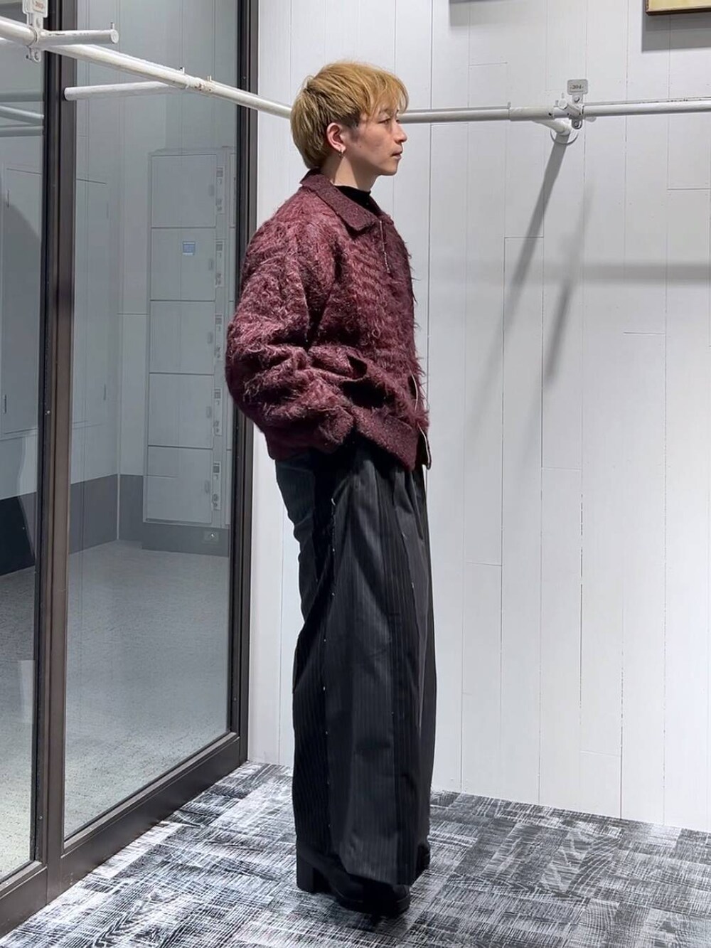 ブラック系のトートバッグ、ブラック系のTシャツ/カットソー、ブラック系のその他パンツを着用したメンズの冬コーディネートの2枚目の写真