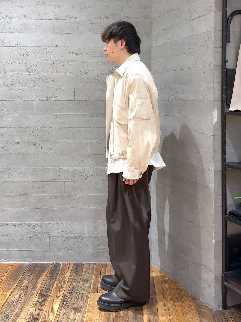 ベージュ系のブルゾン、ホワイト系のシャツ/ブラウス、ブラック系のドレスシューズを着用したメンズの冬コーディネートの4枚目の写真