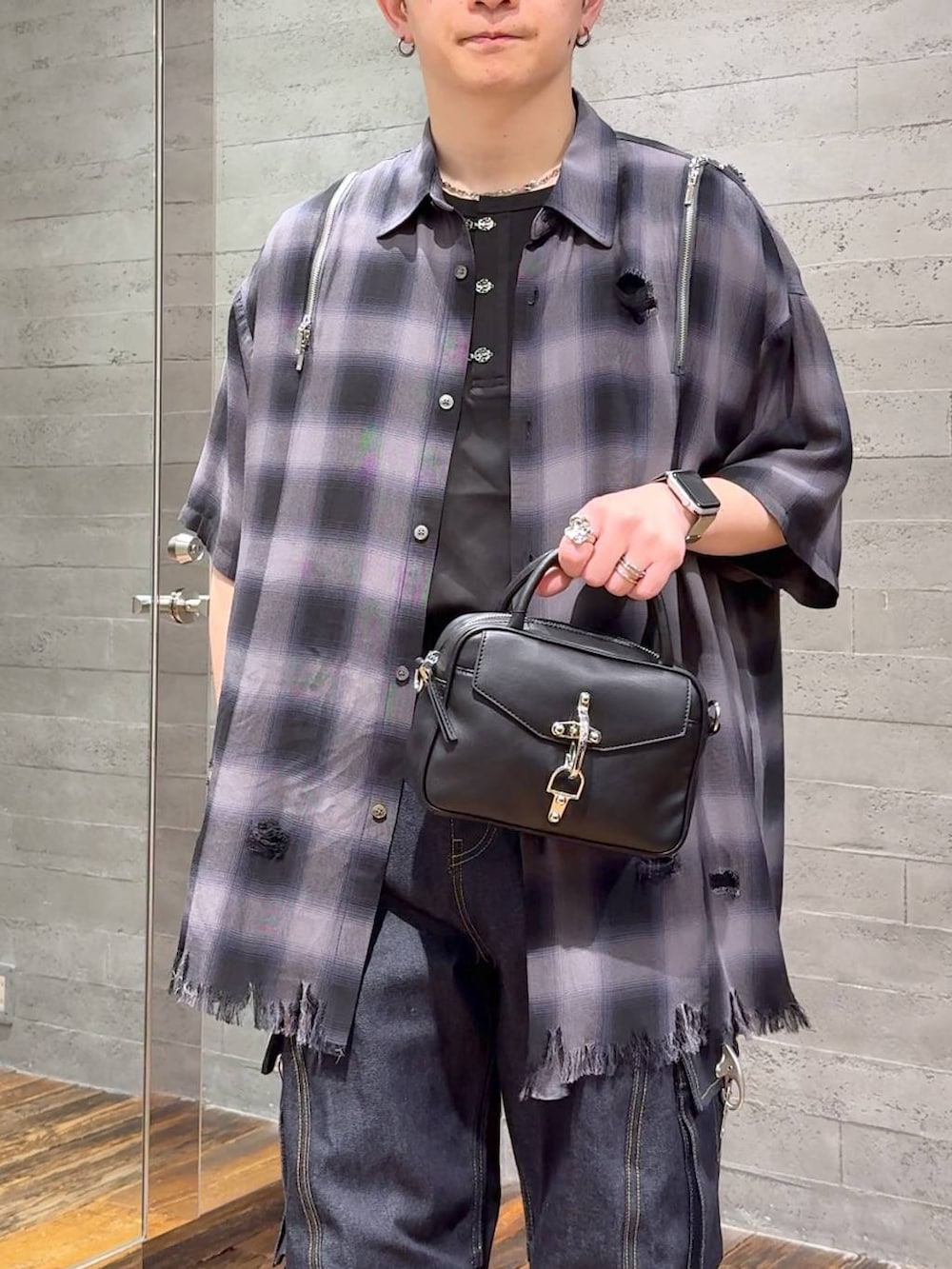 ブラック系のサンダル、ブルー系のデニムパンツ、ブラック系のショルダーバッグを着用したメンズの春コーディネートの5枚目の写真