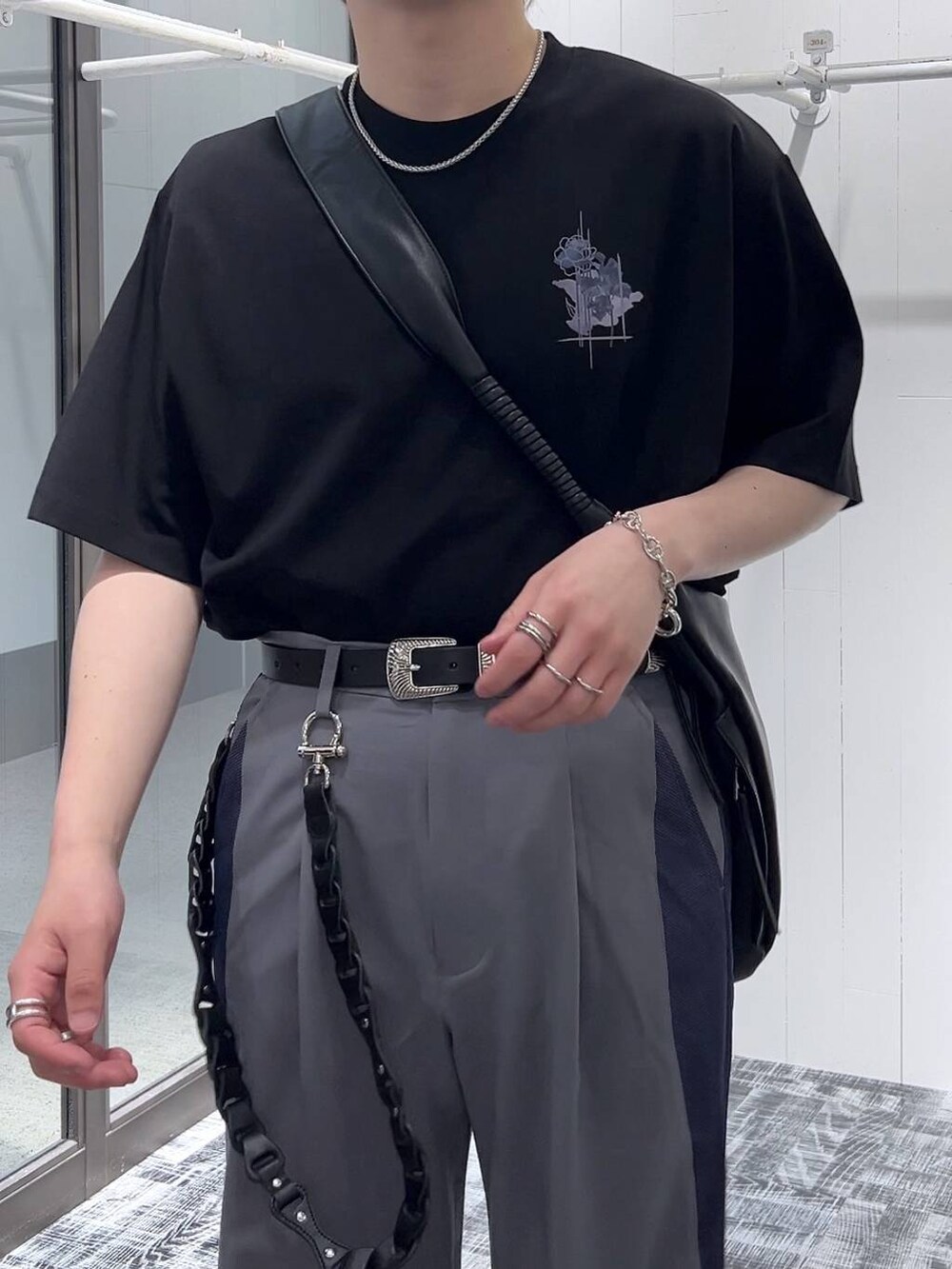 ブラック系のドレスシューズ、ブラック系のTシャツ/カットソー、ブラック系のショルダーバッグを着用したメンズの春コーディネートの5枚目の写真