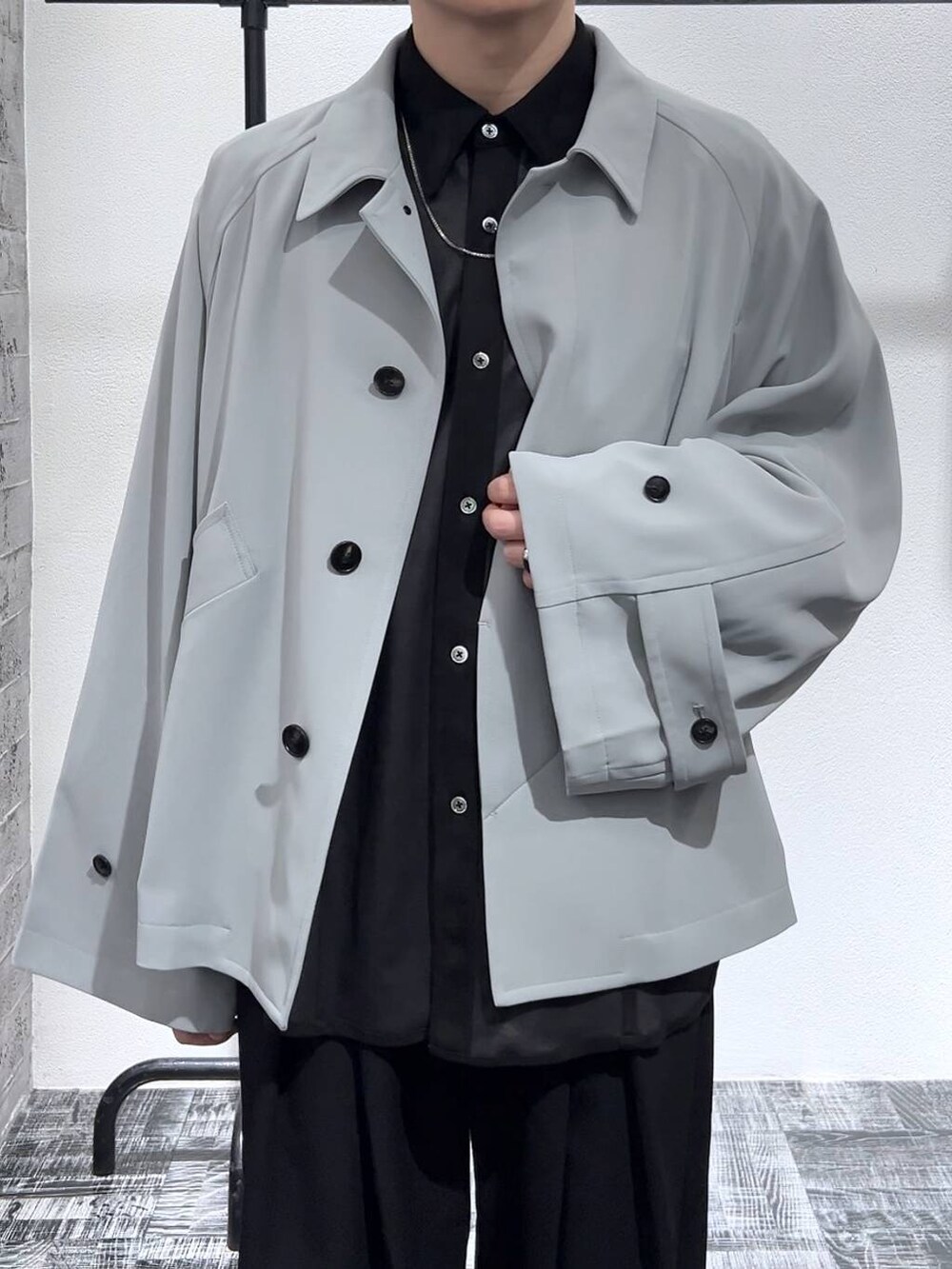 ブラック系のドレスシューズ、グリーン系のブルゾン、ブラック系のスラックスを着用したメンズの冬コーディネートの5枚目の写真