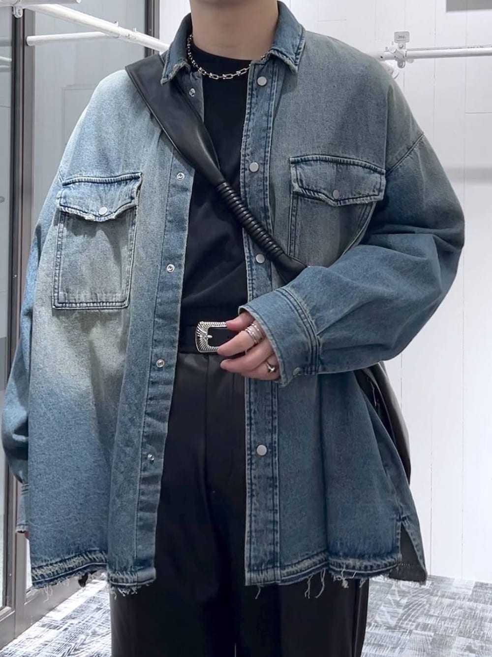 ブラック系のその他パンツ、ブラック系のブーツ、ブラック系のTシャツ/カットソーを着用したメンズの秋コーディネートの5枚目の写真