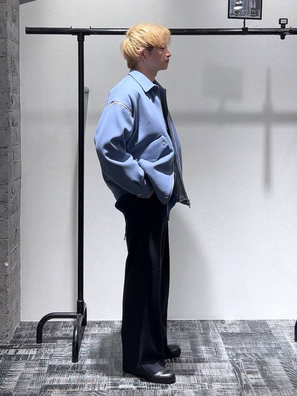 ブラック系のショルダーバッグ、ブラック系のドレスシューズ、ブルー系のブルゾンを着用したメンズの冬コーディネートの4枚目の写真