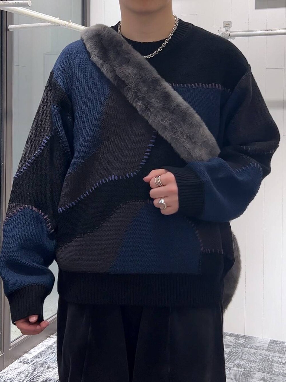 ブラック系のブーツ、グレー系のショルダーバッグ、ブラック系のスウェットパンツを着用したメンズの冬コーディネートの5枚目の写真