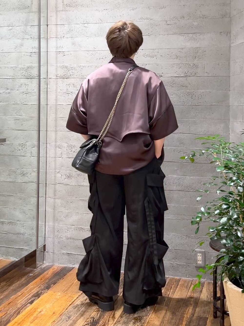 ブラック系のショルダーバッグ、ブラック系のサンダル、ブラック系のカーゴパンツを着用したメンズの春コーディネートの3枚目の写真