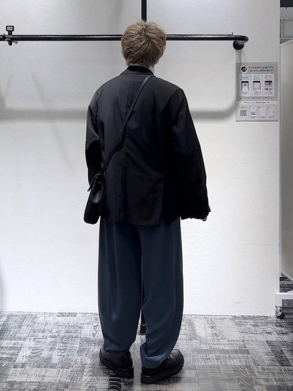 ブラック系のテーラードジャケット、ホワイト系のTシャツ/カットソー、ブラック系のドレスシューズを着用したメンズの冬コーディネートの4枚目の写真