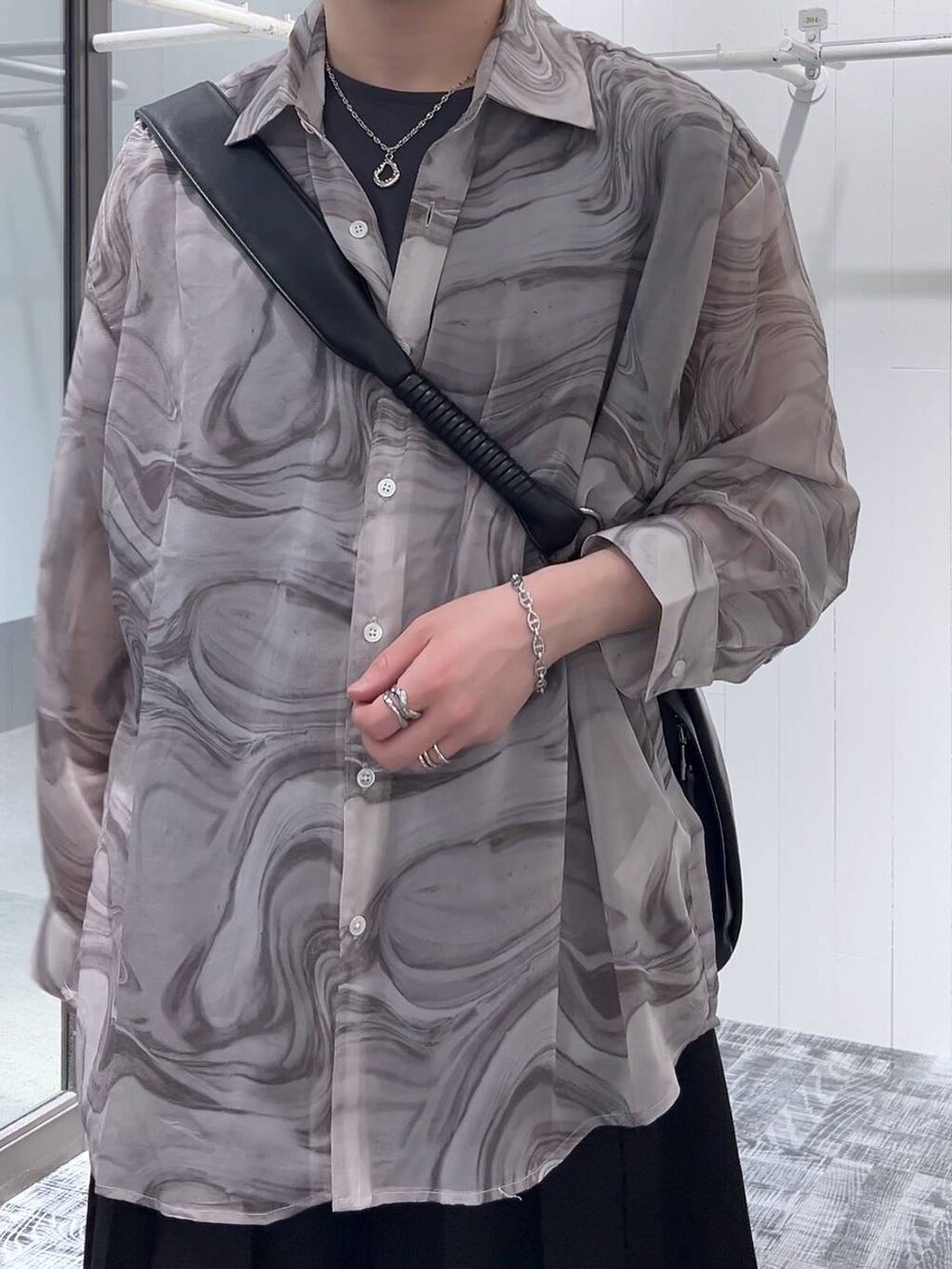グレー系のシャツ/ブラウス、ブラック系のその他パンツ、ブラック系のドレスシューズを着用したメンズの春コーディネートの4枚目の写真