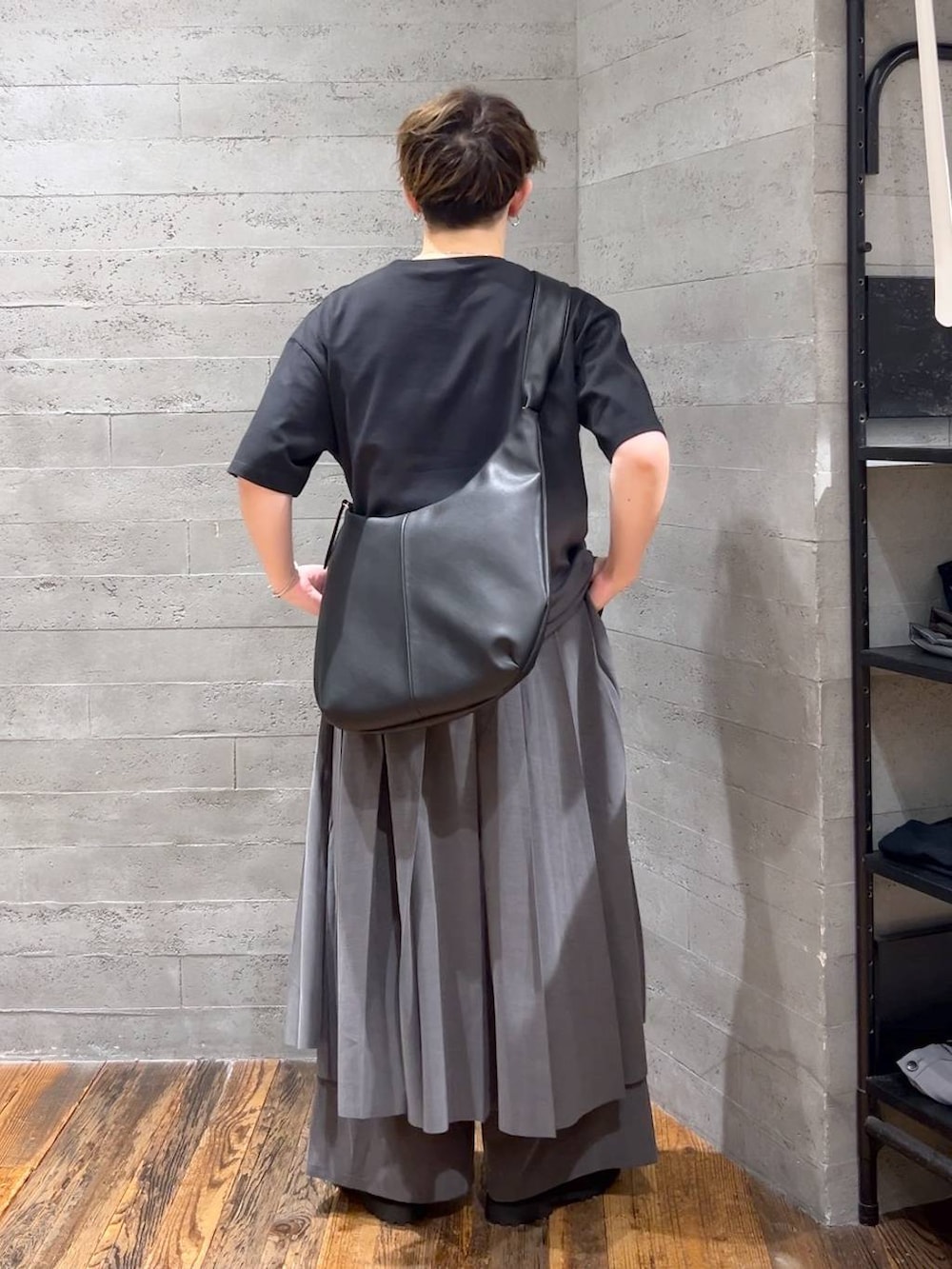 ブラック系のスニーカー、ブラック系のショルダーバッグ、ブラック系のTシャツ/カットソーを着用したメンズの夏コーディネートの3枚目の写真